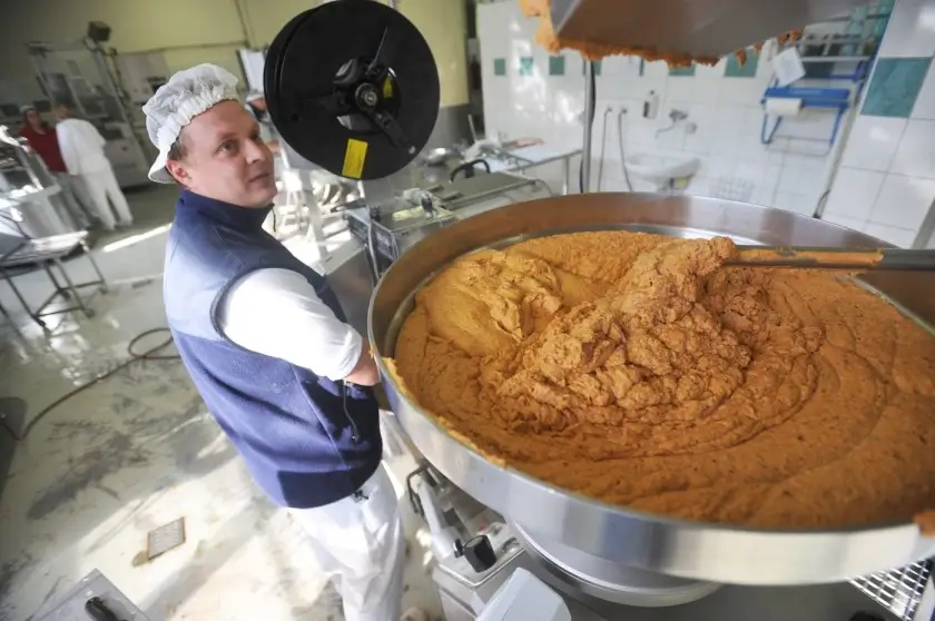 Muž připravující paštiku.