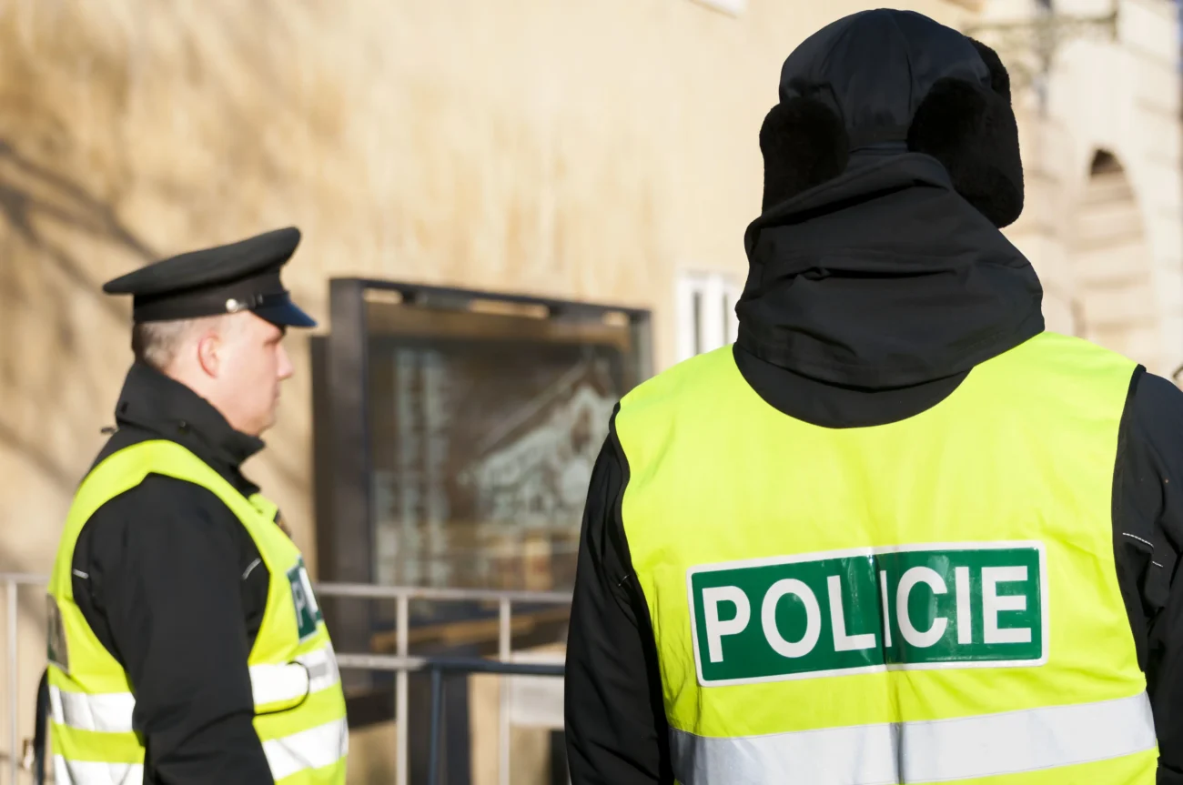 shutterstock_455965612 | TVGURU.cz Policisté k nám stojí zády.