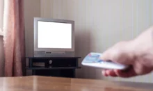 Muž zapínající starou televizi