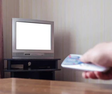 Muž zapínající starou televizi