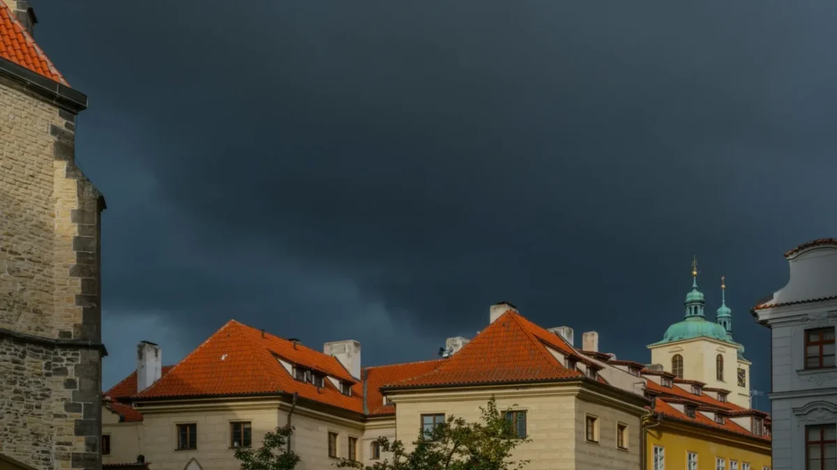 černá obloha nad domy