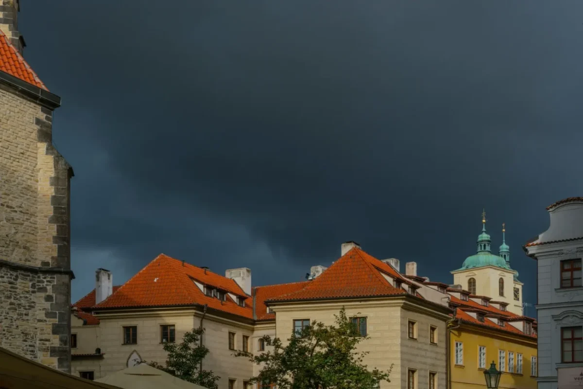 černá obloha nad domy