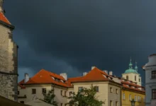 černá obloha nad domy
