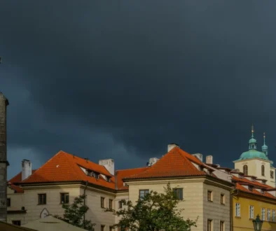 černá obloha nad domy