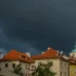 černá obloha nad domy
