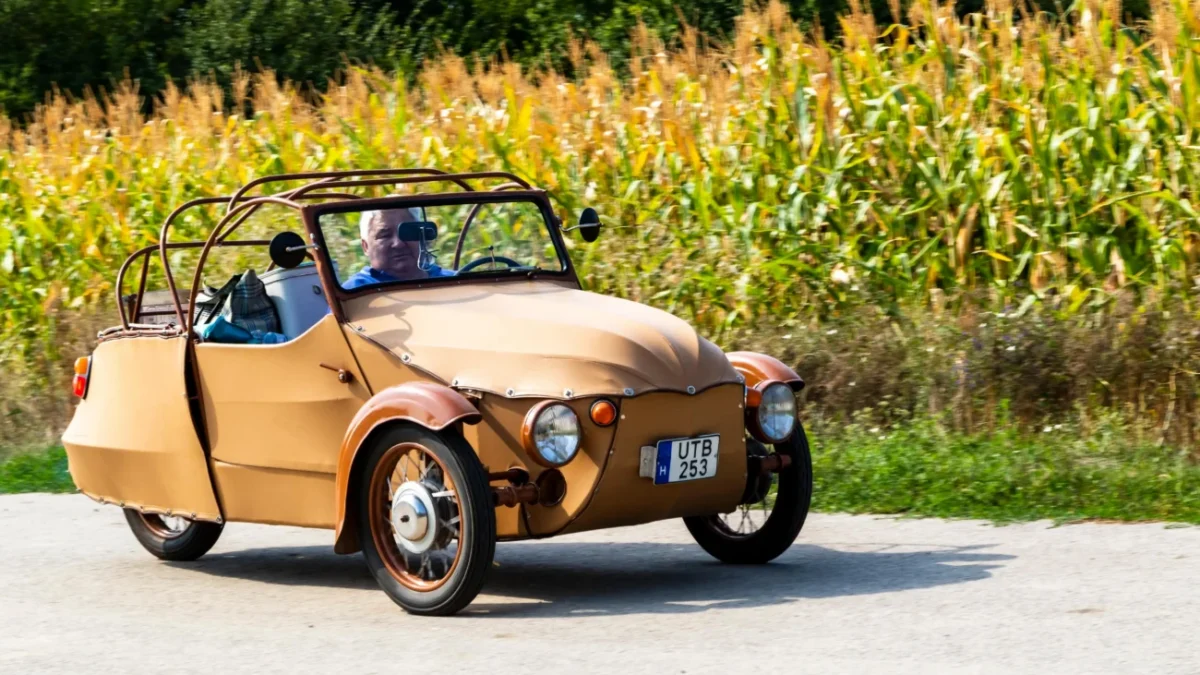 plátěně auto z dob socialismu