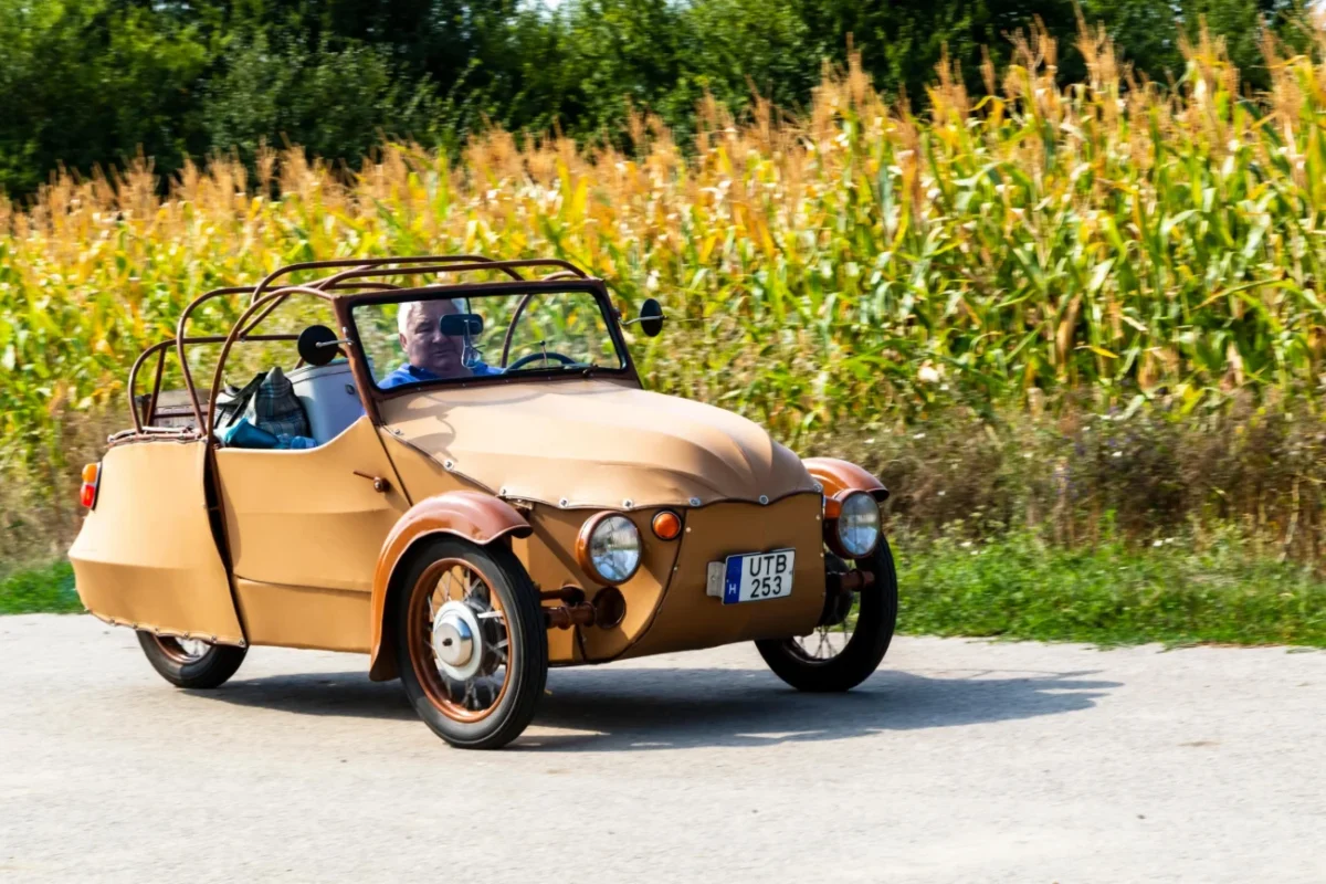 plátěně auto z dob socialismu