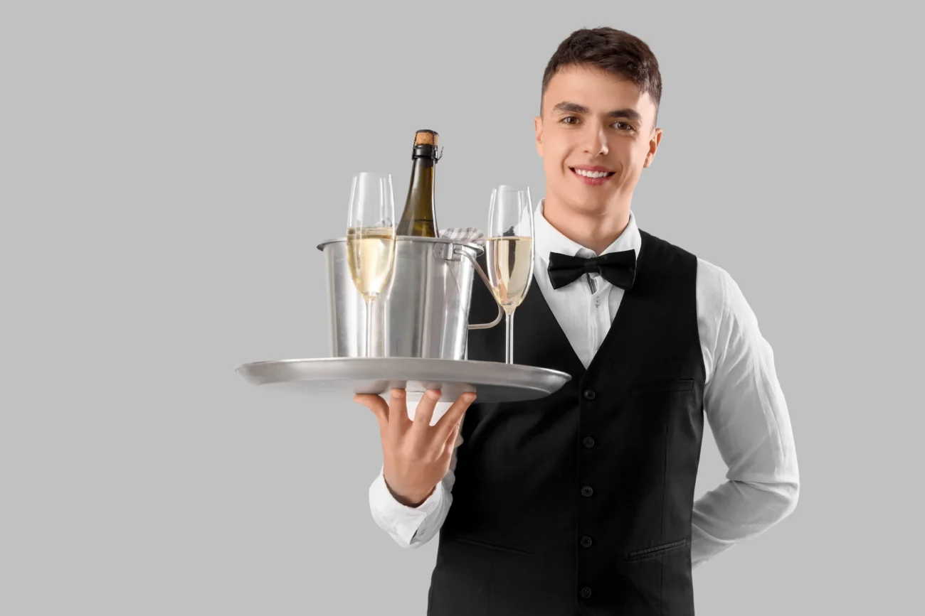 shutterstock_2562241187-min | TVGURU.cz číšník v obleku