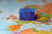 Evropská unie - mapa Evropy a modrá unijní vlajka