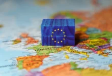 Evropská unie - mapa Evropy a modrá unijní vlajka