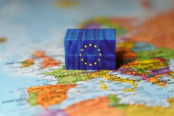 Evropská unie - mapa Evropy a modrá unijní vlajka