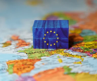 Evropská unie - mapa Evropy a modrá unijní vlajka