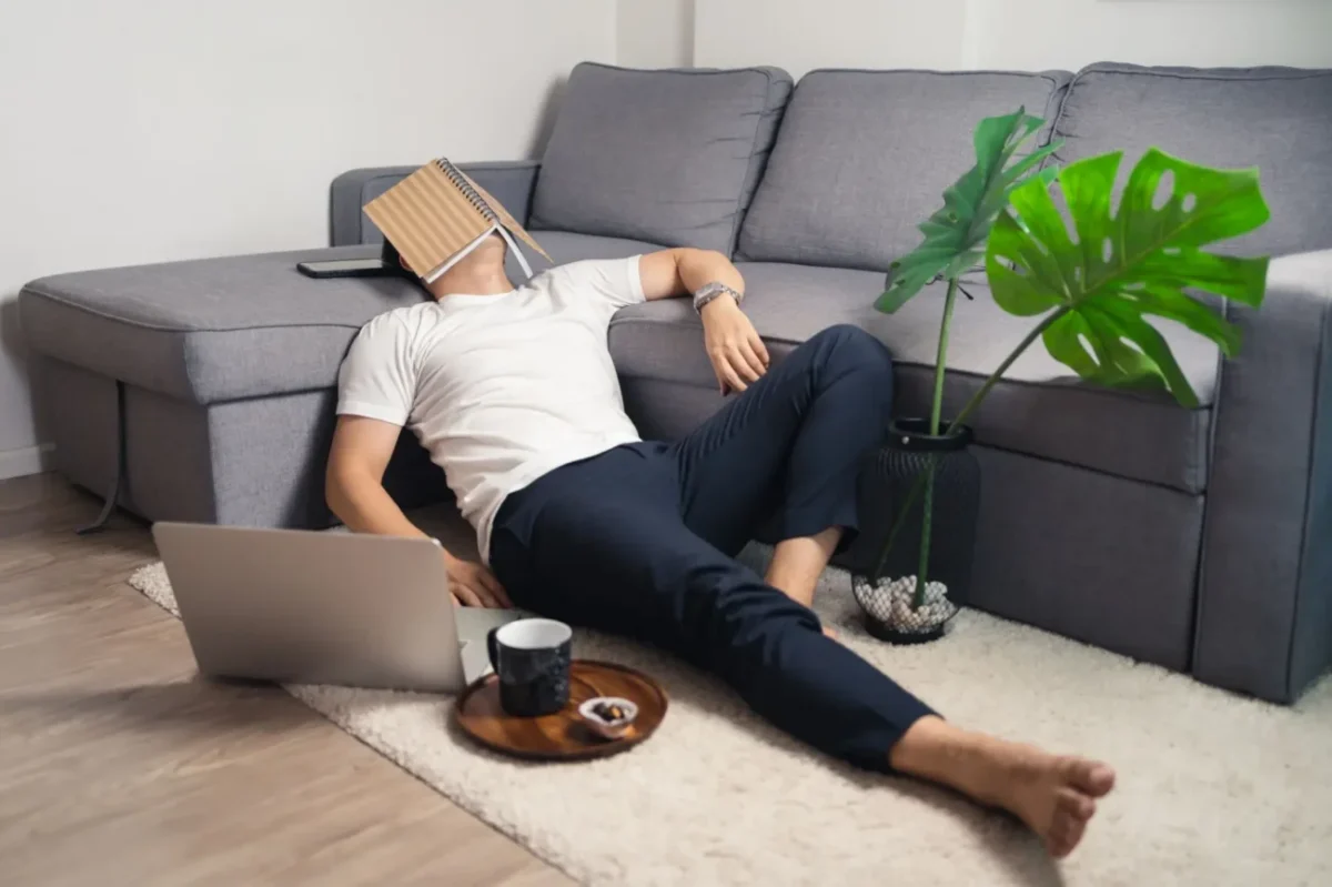 Některé typy sedaček jsou tak tvrdé a nepohodlné, že z nich bolí záda