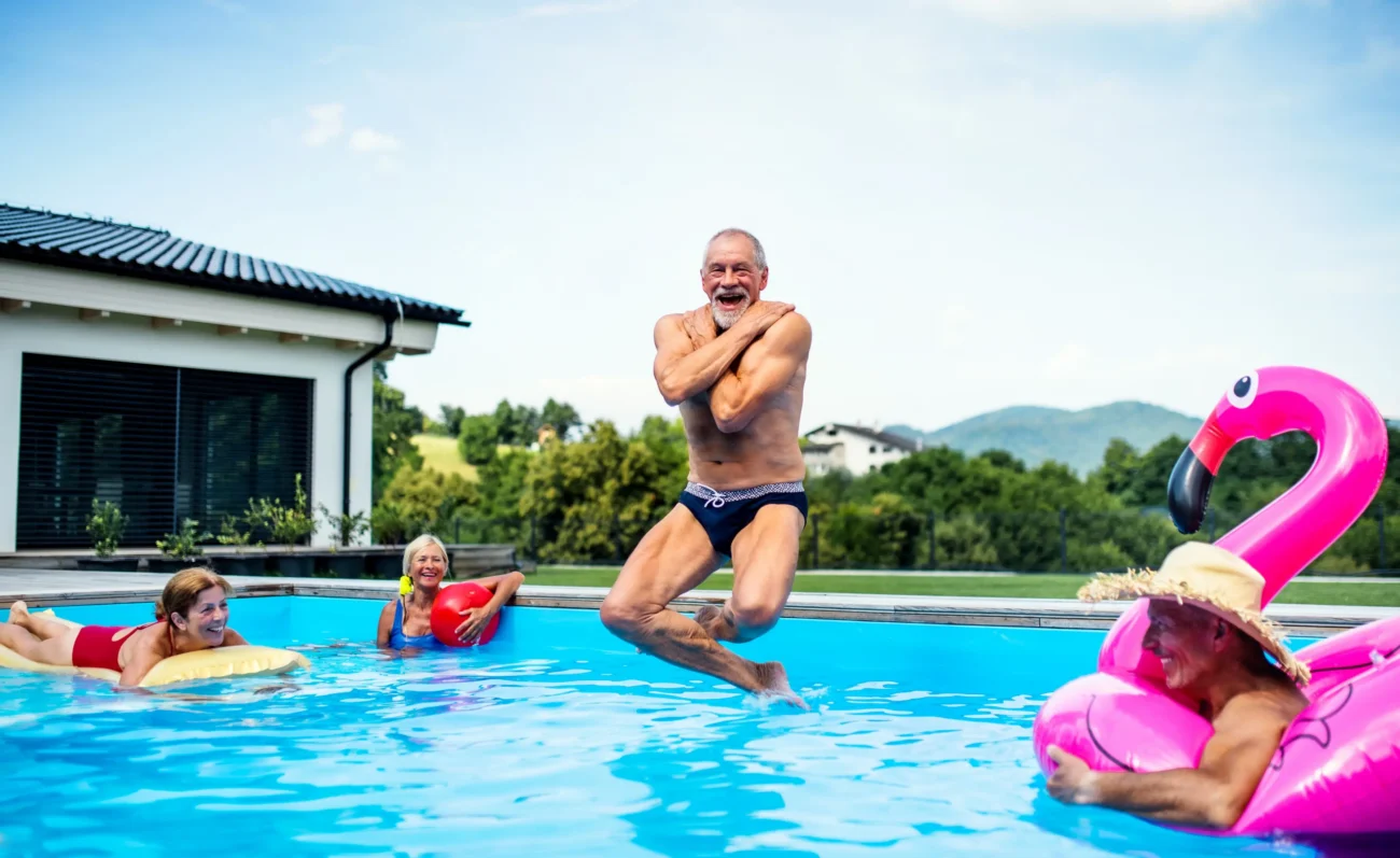 shutterstock_1945767664-2 | TVGURU.cz Starý muž skáče do bazénu.