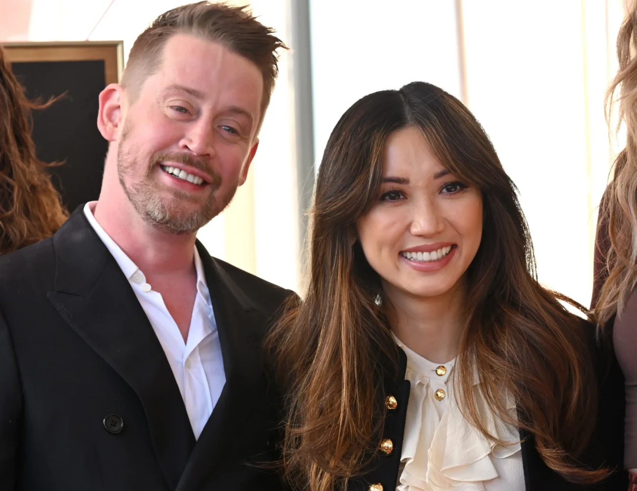 shutterstock_2397106433-2 | TVGURU.cz Macaulay Culkin a Brenda Song se usmívají na fotku.