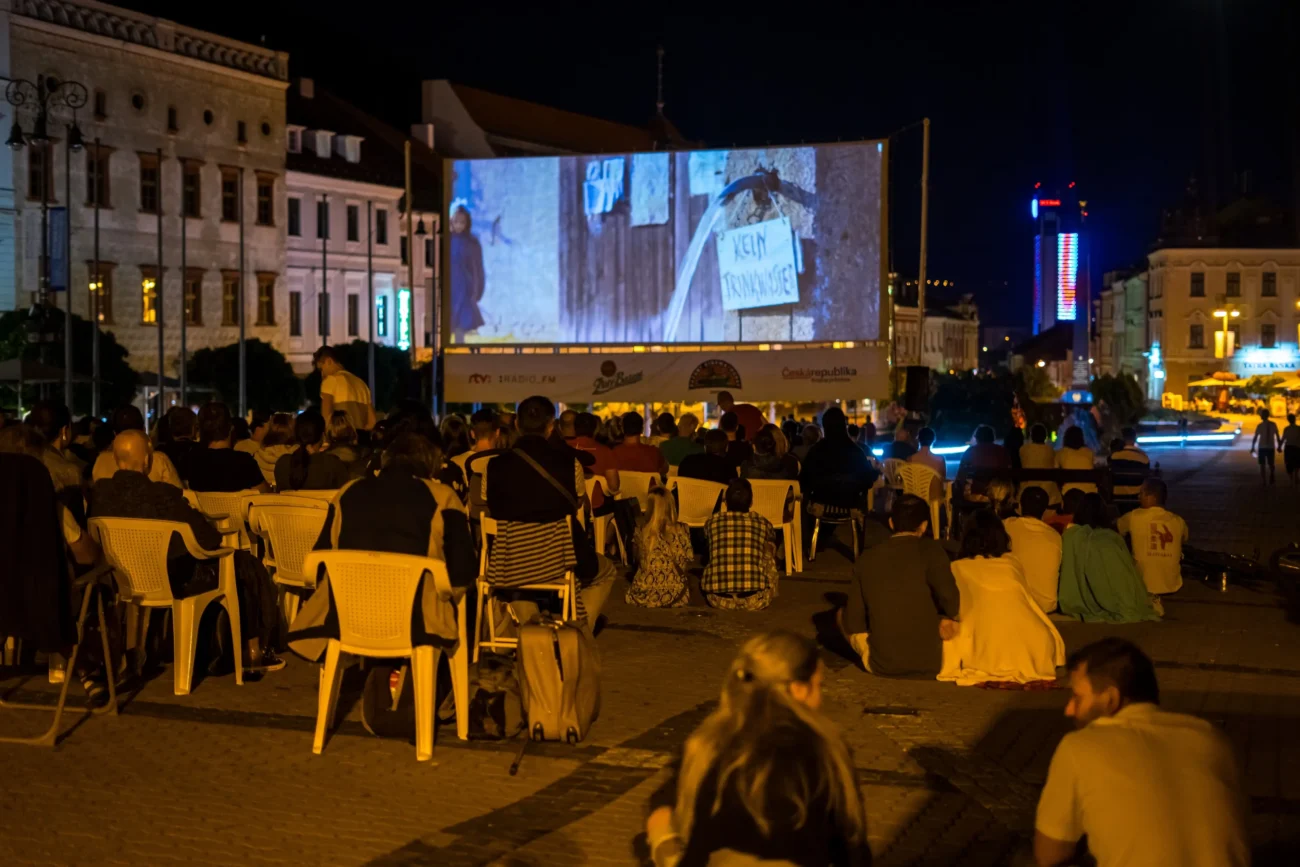 shutterstock_2444305231-2 | TVGURU.cz Lidé mají na slovenském náměstí letní kino.