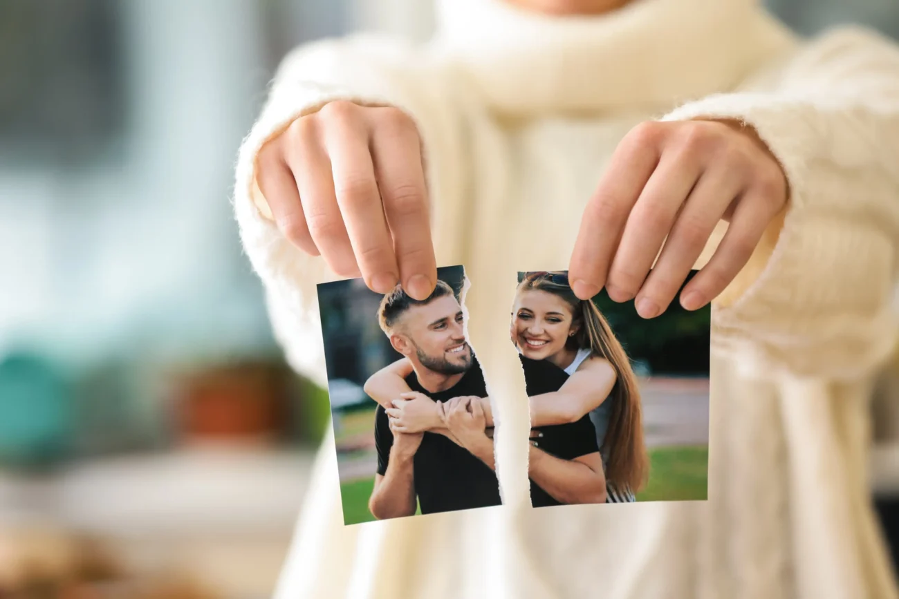 shutterstock_1322774108 1 | TVGURU.cz Žena trhá fotku.