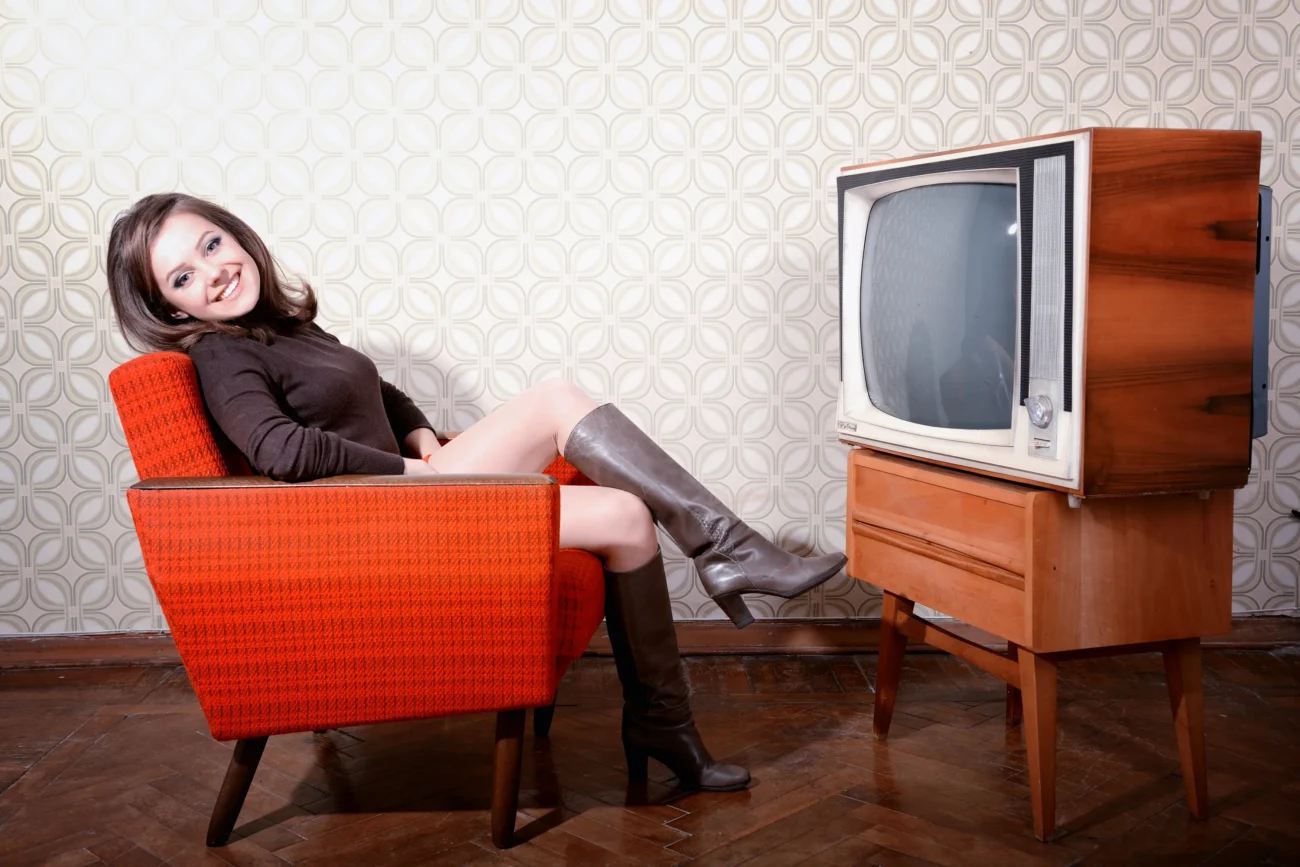 Žena dívající se na retro televizi. 
