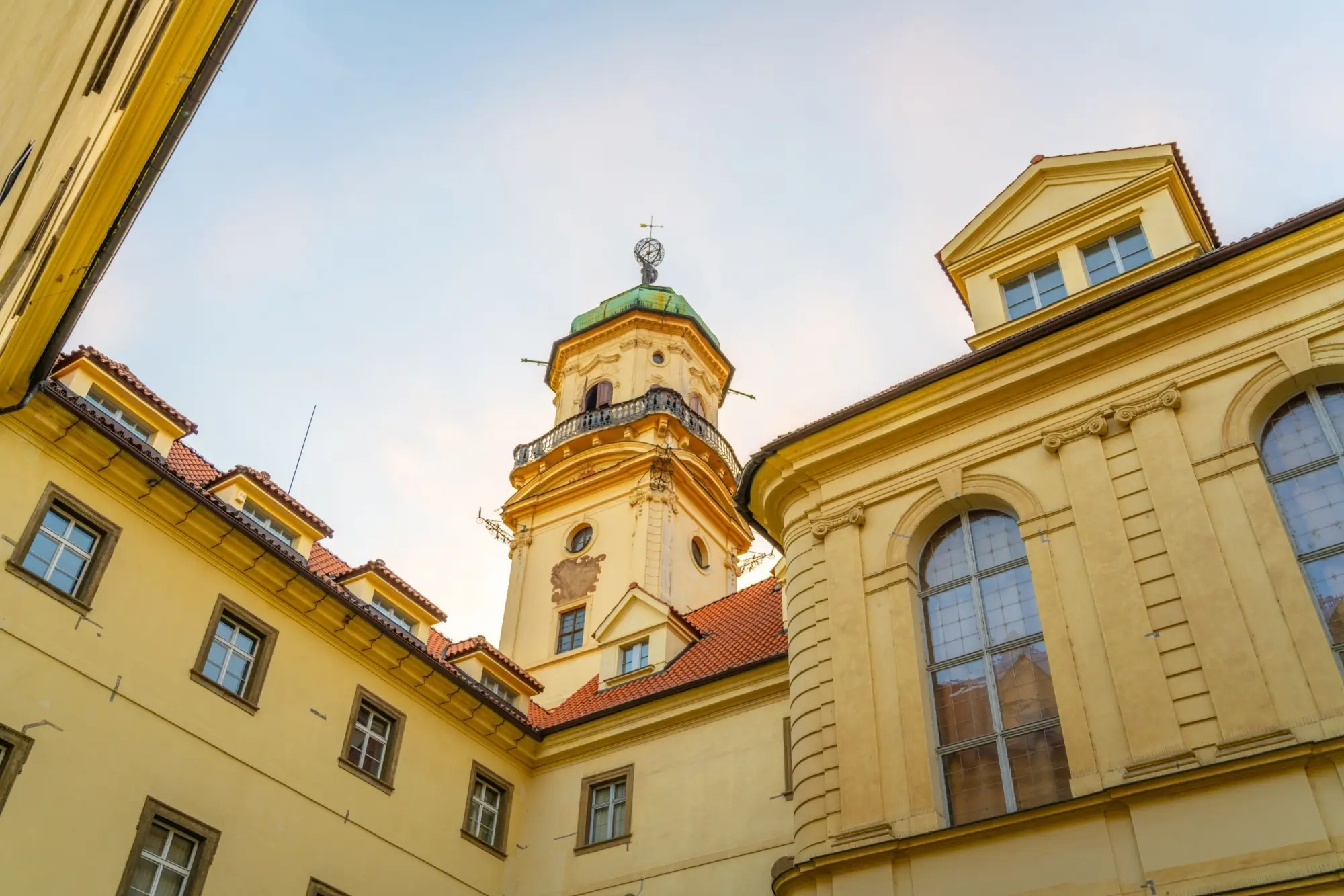 Shutterstock_2564840861 | TVGURU.cz budova pražského Klementina s věží pozorovatelny