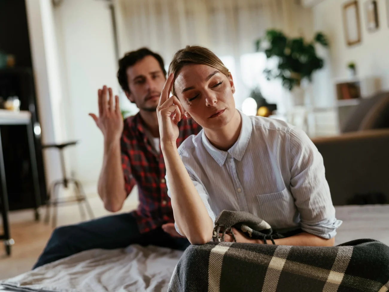 shutterstock_1914148867-2-2 | TVGURU.cz Žena sedí před mužem a tváří se zklamaně.