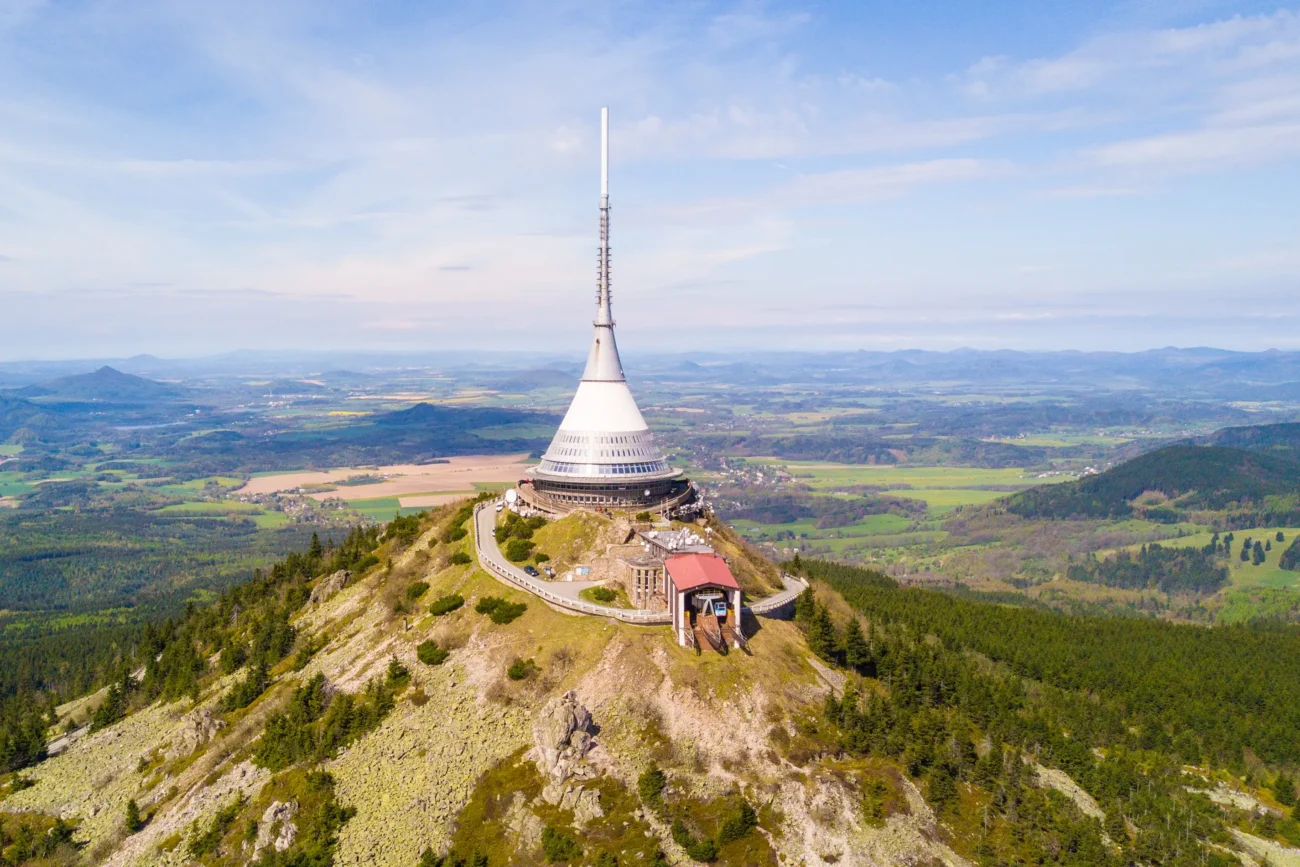 shutterstock_2088196306 | TVGURU.cz Ještěd v Liberci.