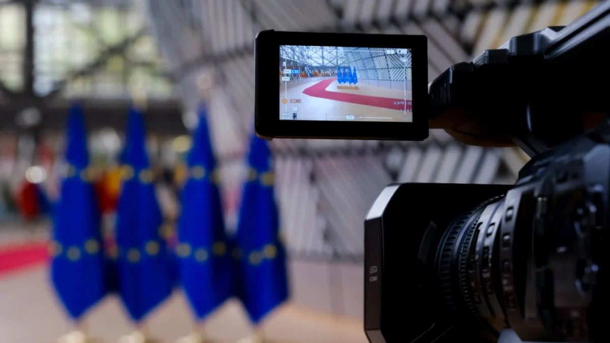 Vlajky Evropské unie spolu s televizí.