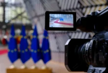 Vlajky Evropské unie spolu s televizí.