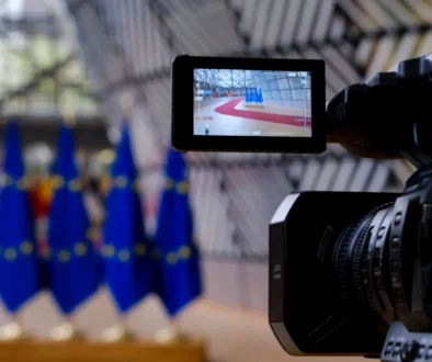 Vlajky Evropské unie spolu s televizí.