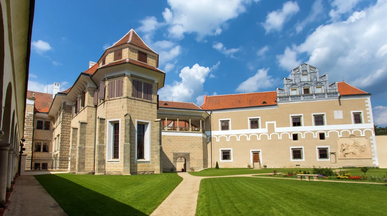 V Telči se netočily desítky filmových snímků. Zdroj: Shutterstock | TVGURU.cz Zámek v Telči se zahradou.