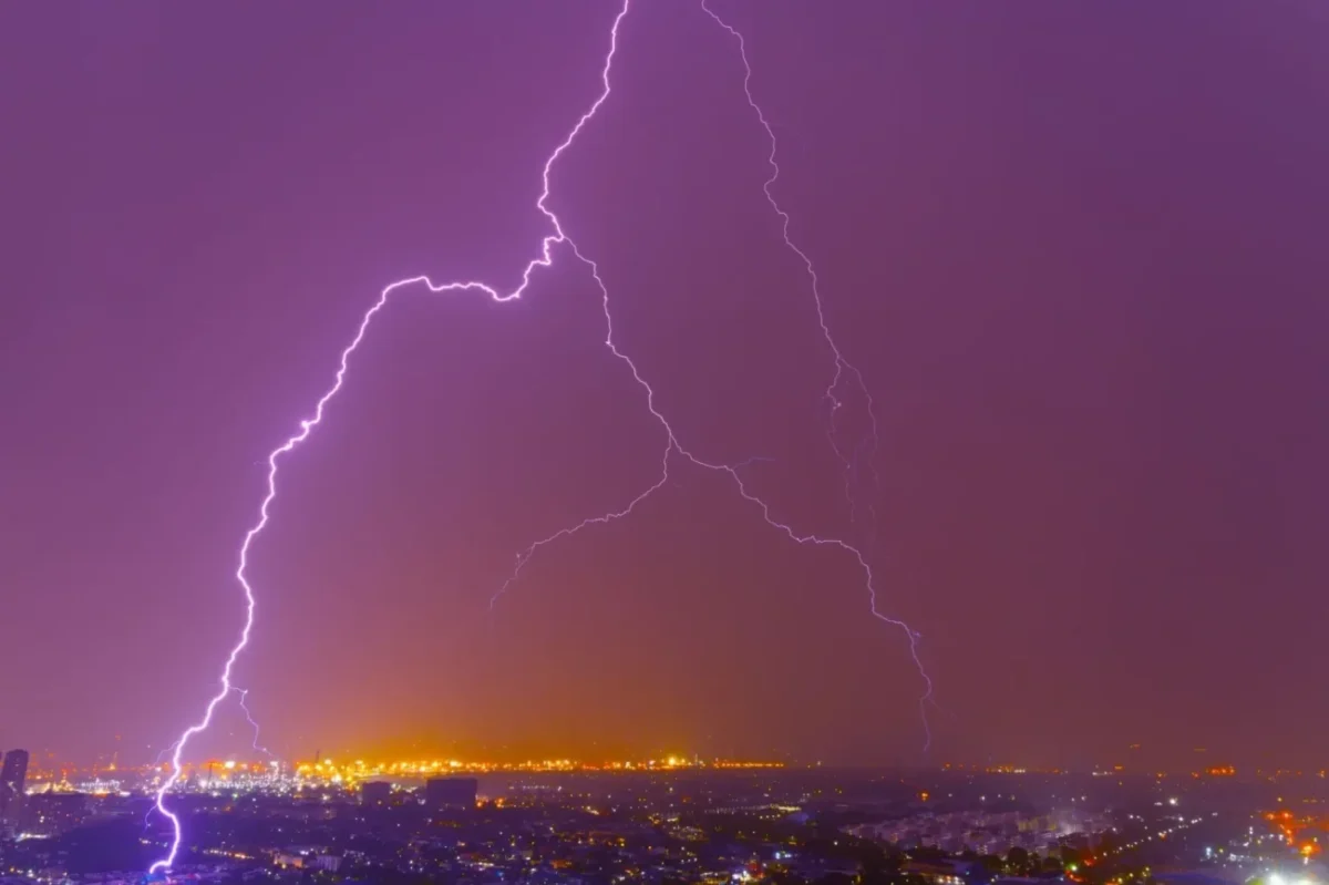 silná elektrická bouře nad nočním městem