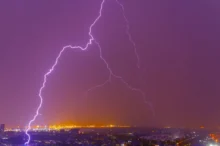 silná elektrická bouře nad nočním městem