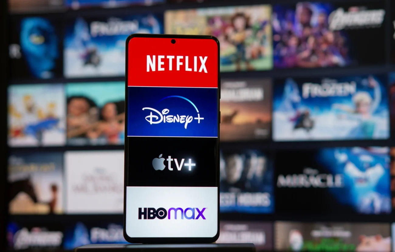 shutterstock_1901711290-2 | TVGURU.cz Různé streamovací platformy na telefonu.