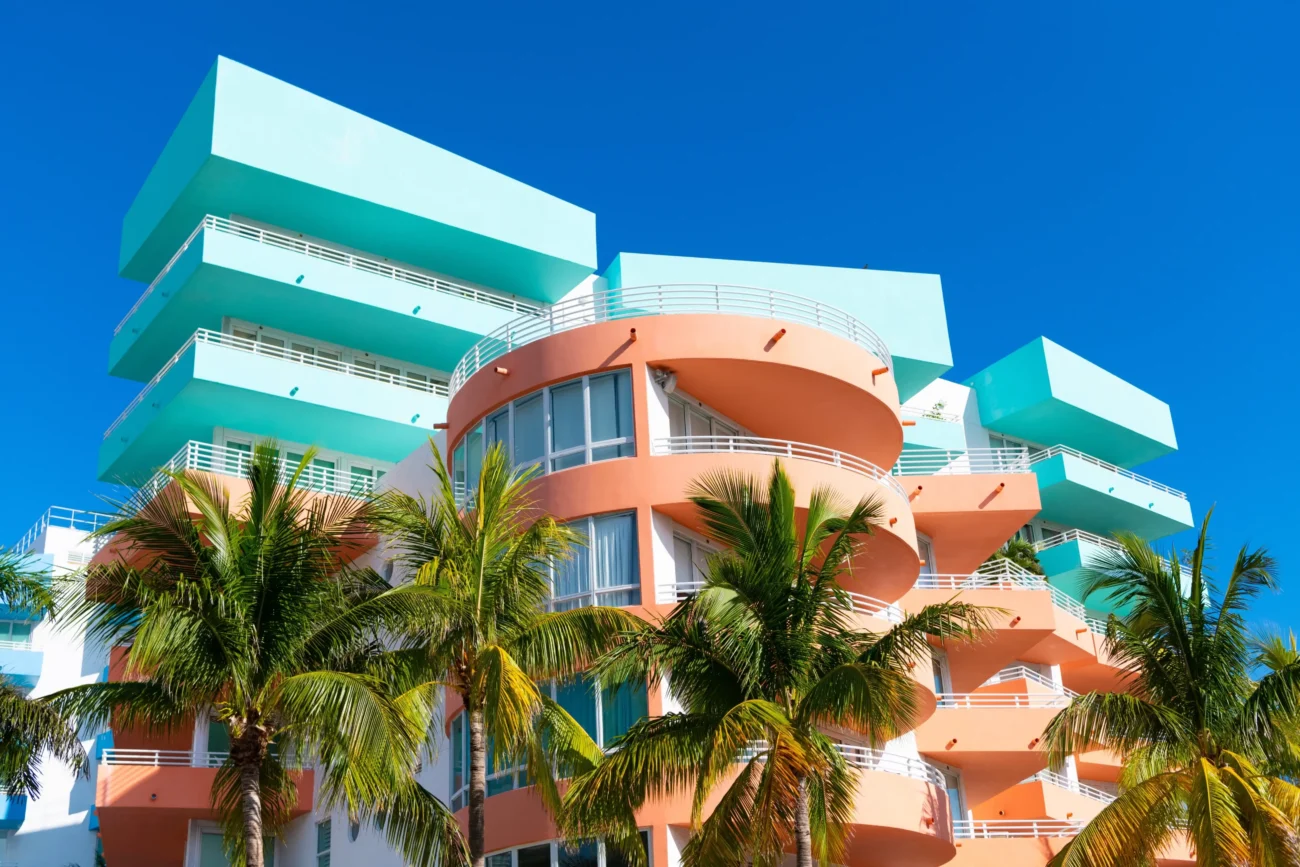 shutterstock_2487933377-2-2 | TVGURU.cz Budovy ve stylu Art deco na Floridě.