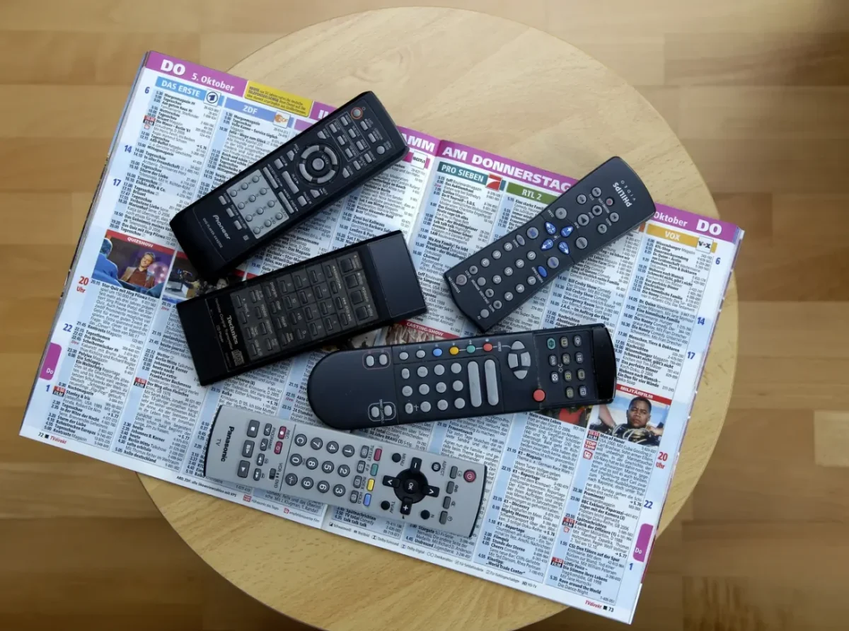 Několik televizních ovladačů
