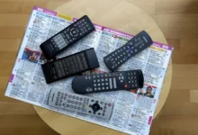 Několik televizních ovladačů