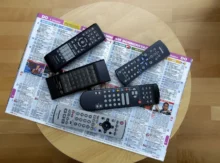 Několik televizních ovladačů
