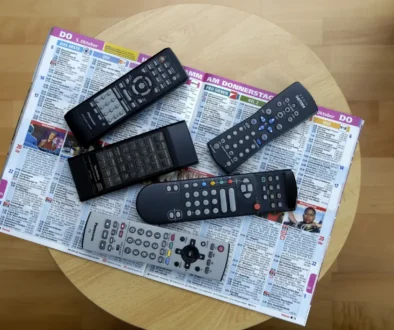 Několik televizních ovladačů
