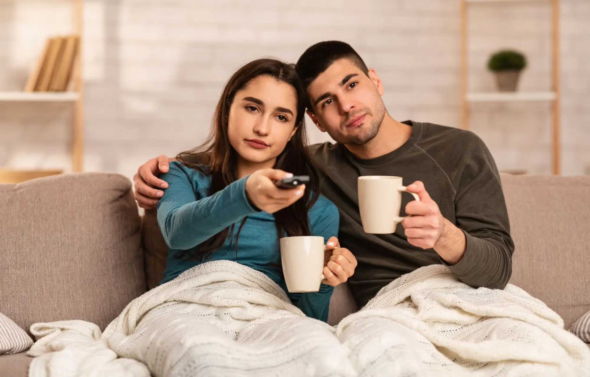 Shutterstock_1714401598 | TVGURU.cz smutná dvojice sleduje televizi