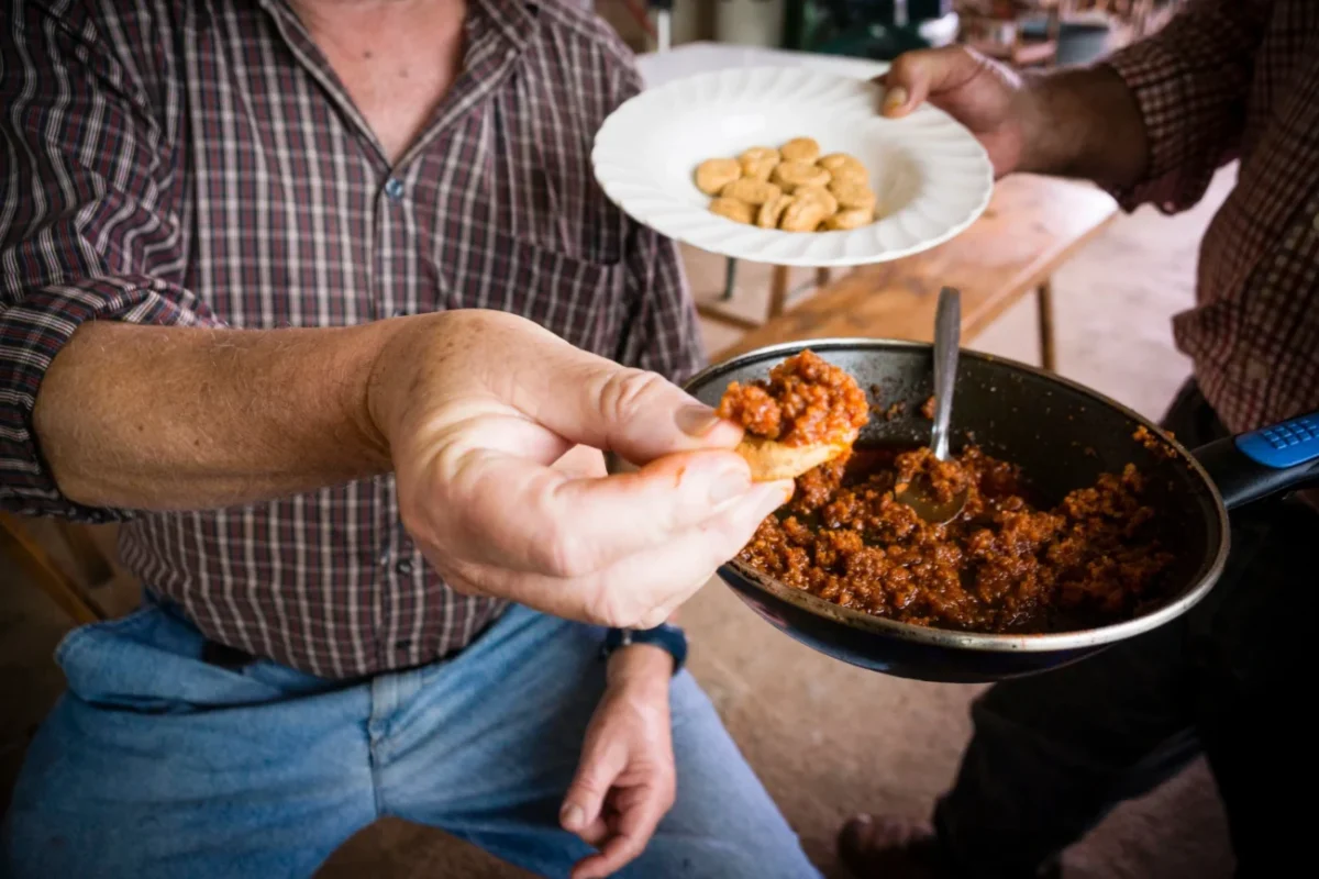 Ruce nabírající si škvarky.