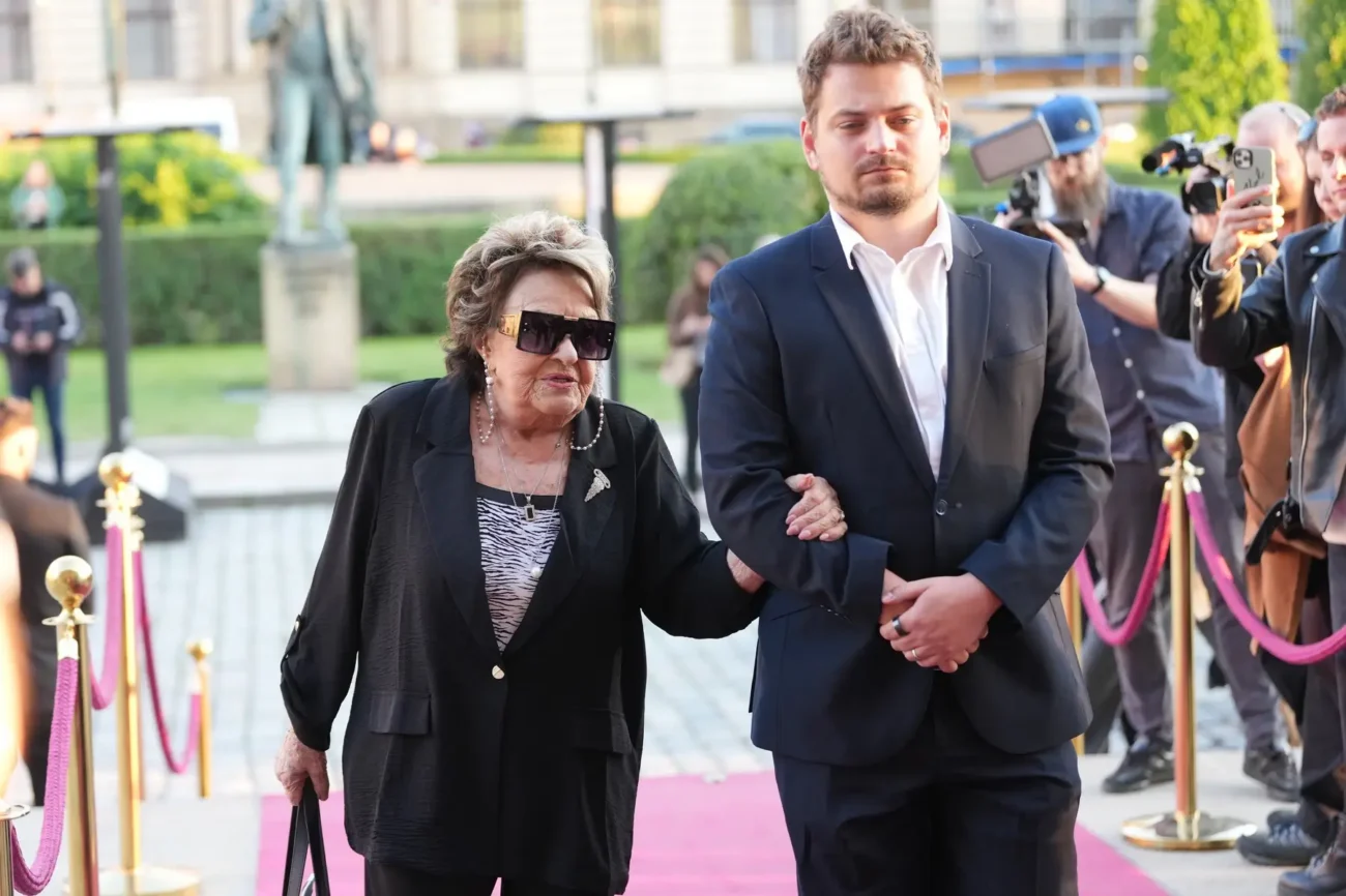 Jiřina Bohdalová na posledním rozloučení s Bartoškou. 