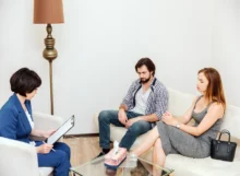 Psycholožka si povídá s mužem a ženou.