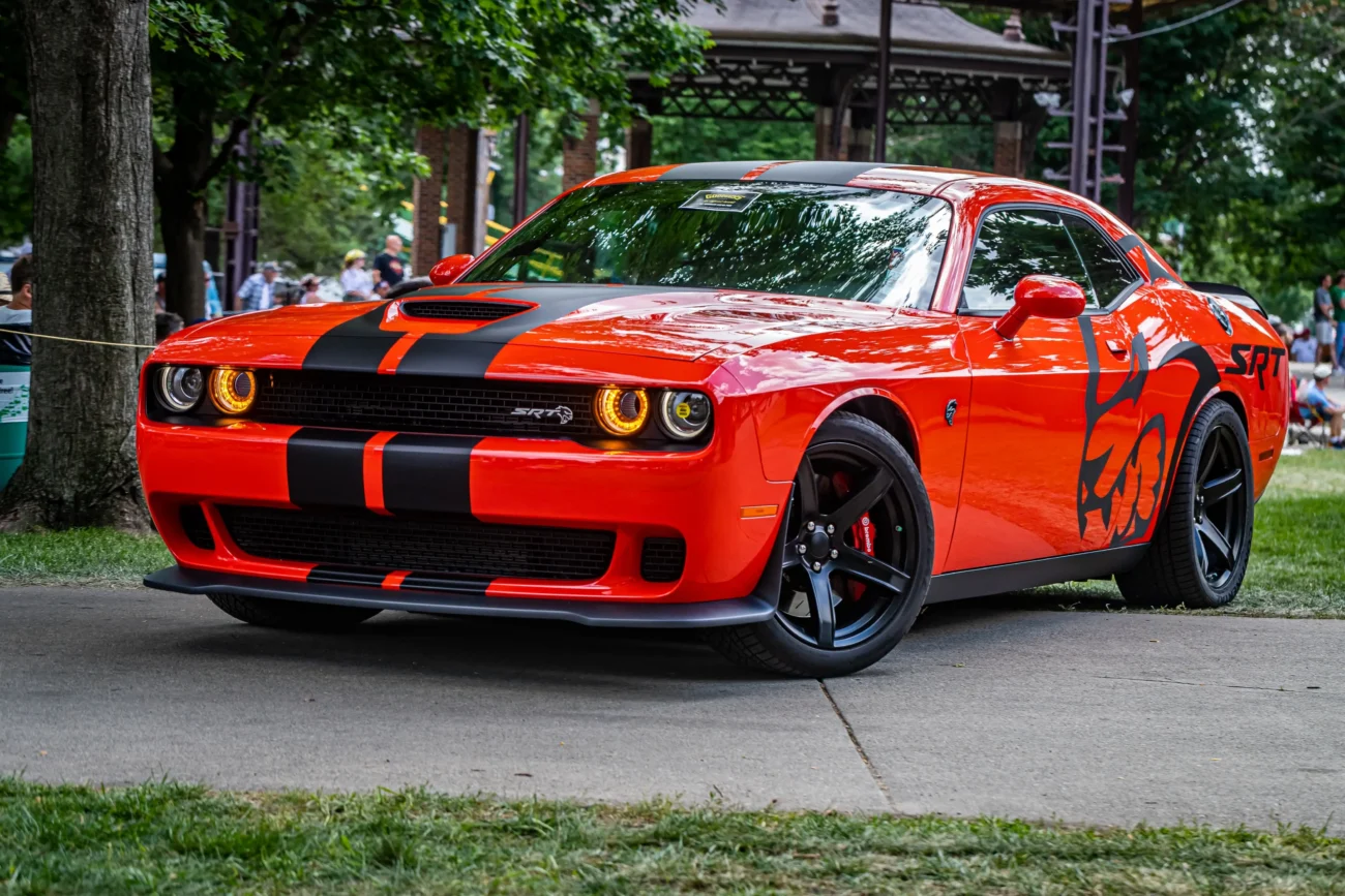 shutterstock_2242748665-2 | TVGURU.cz Zaparkovaný Dodge Challenger Hellcat.