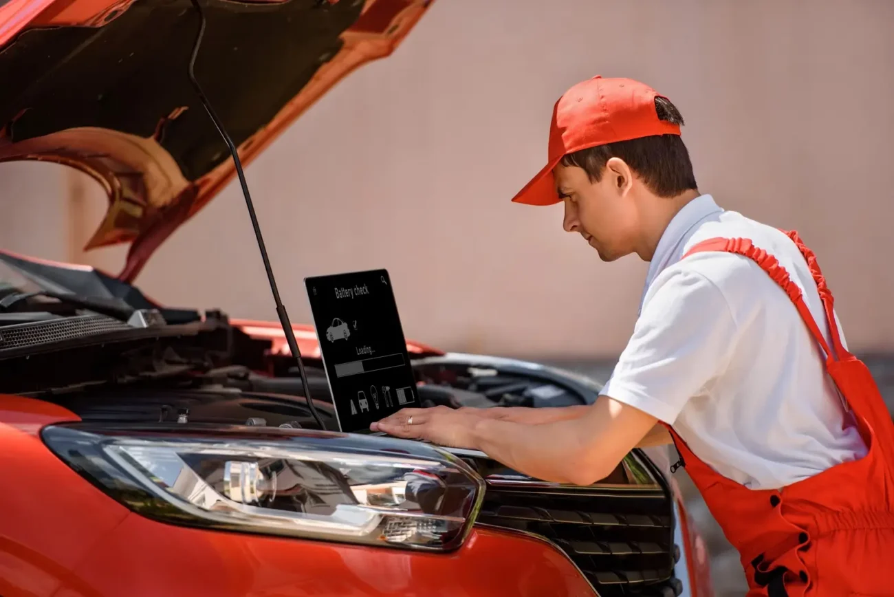 Automechanik který umí pracovat s moderními technologiemi si vydělá spoustu peněz Shutterstock | TVGURU.cz automechanik, moderní technologie