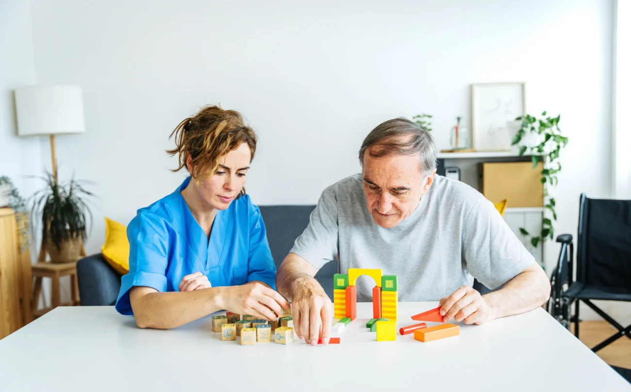 Alzheimer je nepříjemnou chorobou postihující především starší lidi. Zdroj: Shutterstock | TVGURU.cz Muž s Alzheimerovou chorobou.