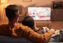 pár sleduje romantický film z gauče