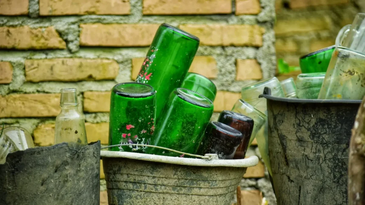 prázdné lahve od vína nastrkané do kovového kbelíku