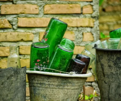 prázdné lahve od vína nastrkané do kovového kbelíku