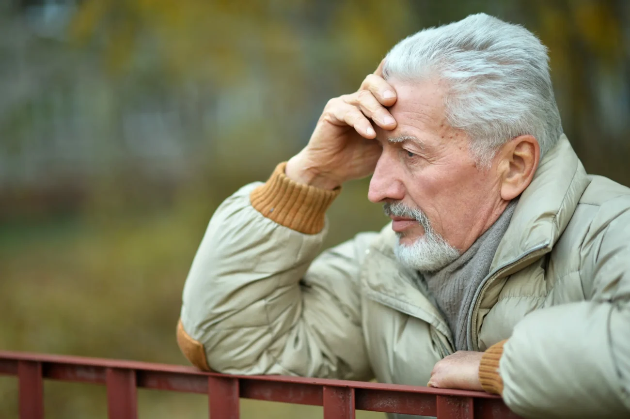 Podle astrologie se Štíři snaží schovat za kamenný obličej. Zdroj: Shutterstock | TVGURU.cz Starší muž s rukama v dlaních.