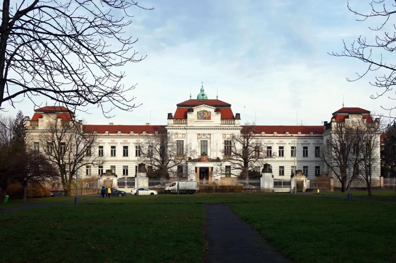Shutterstock_1643016586 | TVGURU.cz budova psychiatrické léčebny v Bohnicích