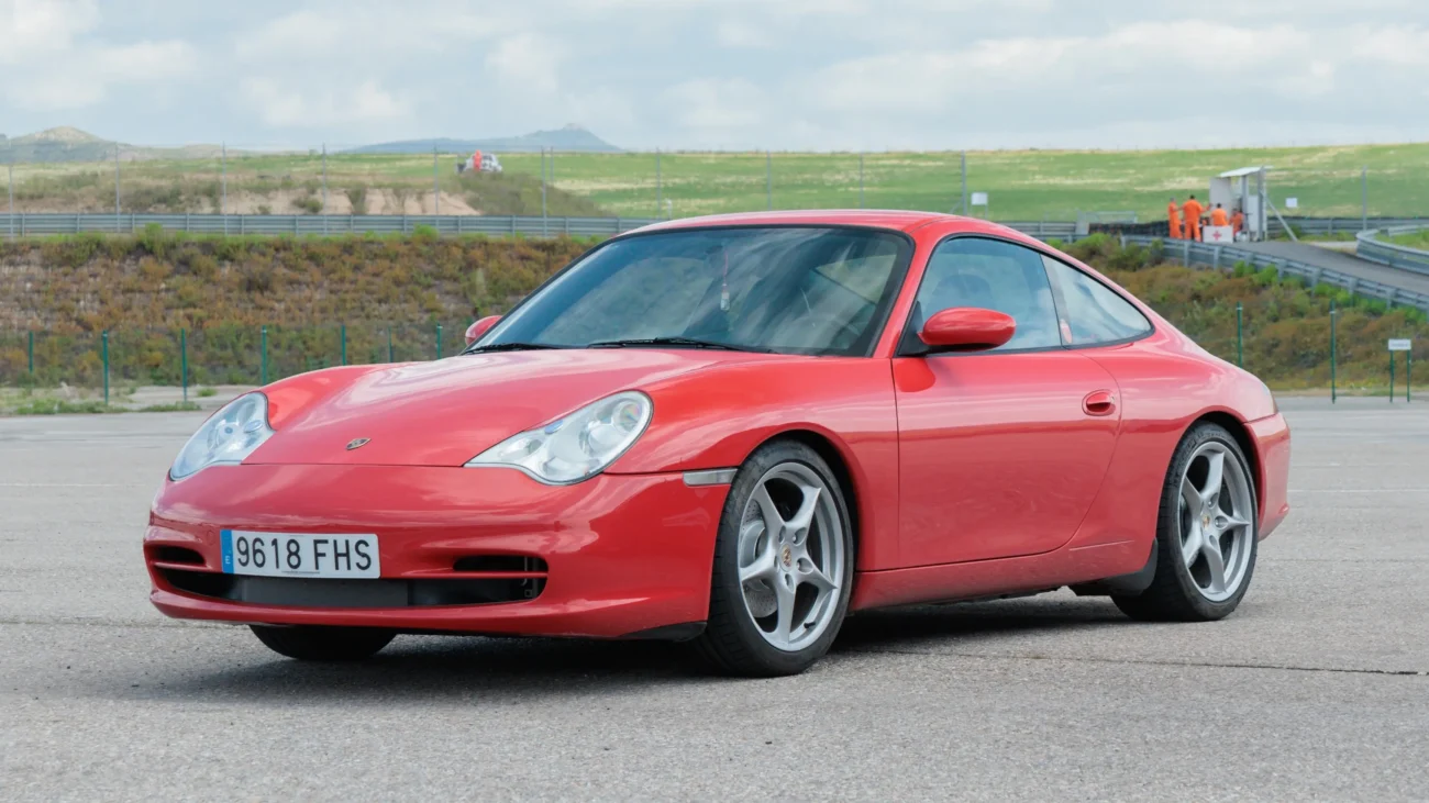 shutterstock_2506247203-2 | TVGURU.cz Červené Porsche 911.